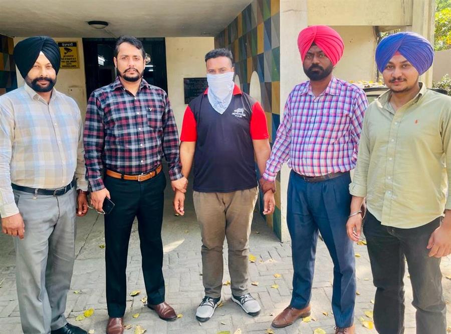 50,000 रुपये रिश्वत लेते हुए एफ.सी.आई. का क्वालिटी कंट्रोल मैनेजर विजीलेंस ब्यूरो द्वारा रंगे हाथों काबू