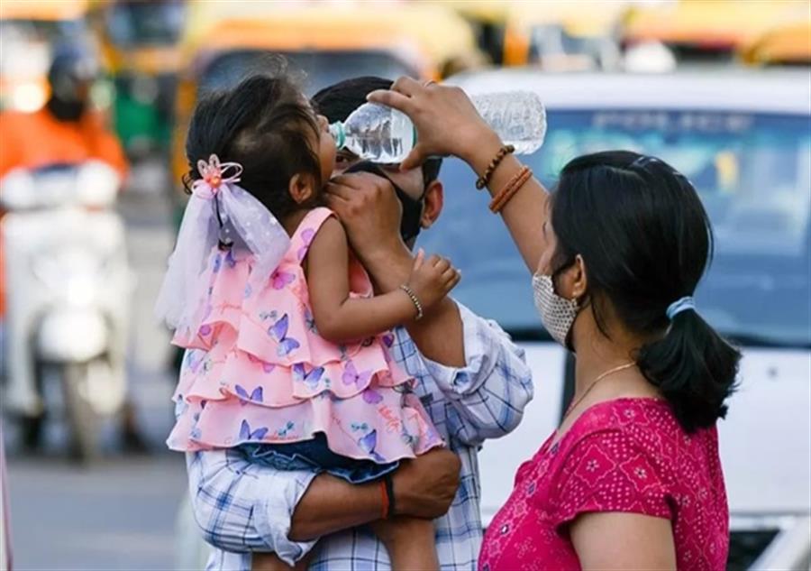 लोगों से भीषण गर्मी के बीच सुरक्षित रहने का किया आग्रह