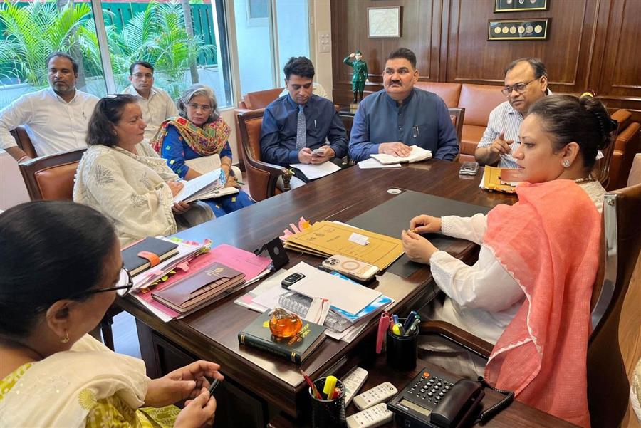 स्वास्थ्य मंत्री ने डीजीएचएस और झज्जर, गुरुग्राम और सोनीपत के सीएमओ के साथ समीक्षा बैठक की