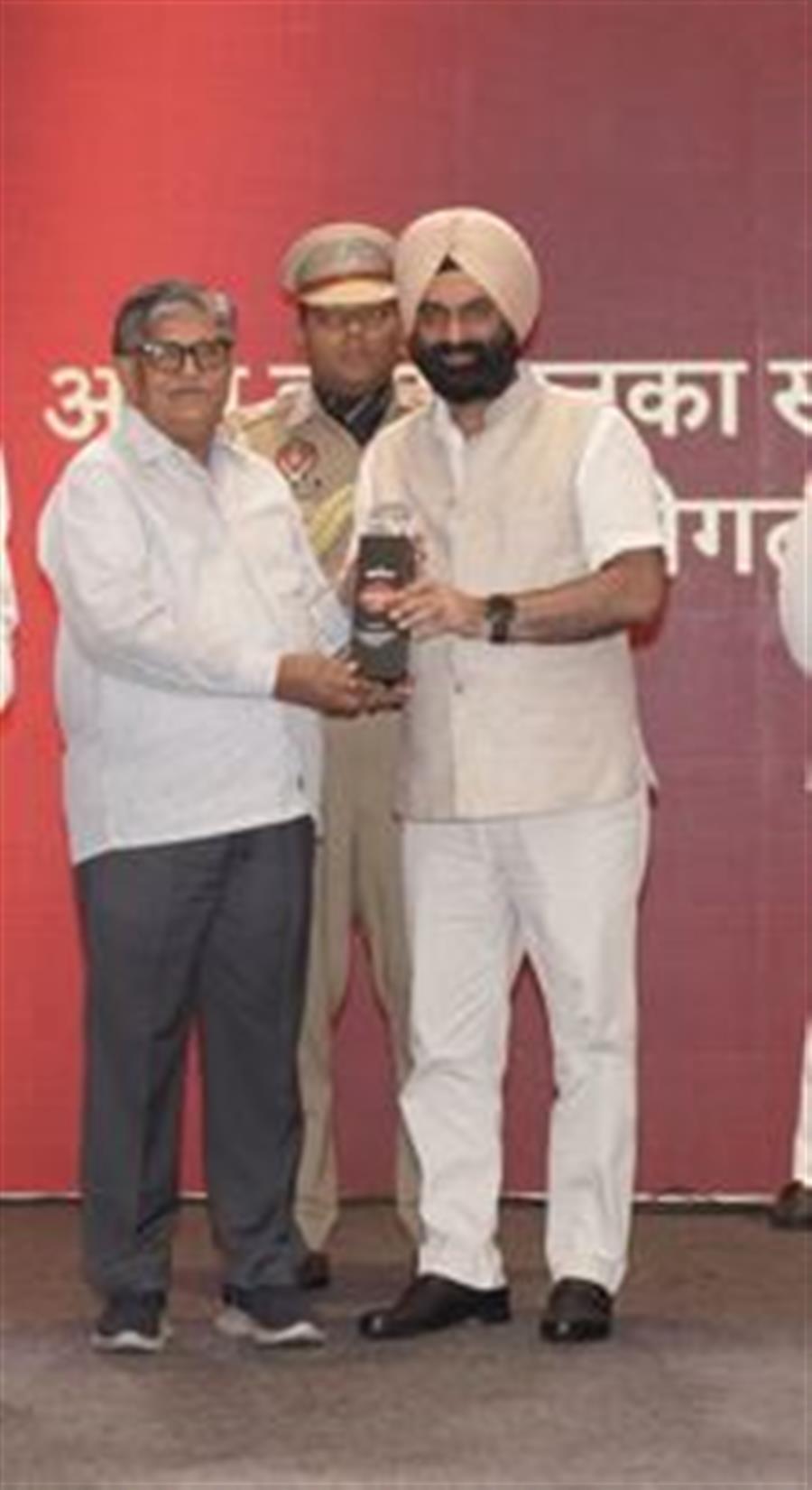 तेजिंदर सिंह भाटिया को पंजाब के गवर्नर ने किया सम्मानित
