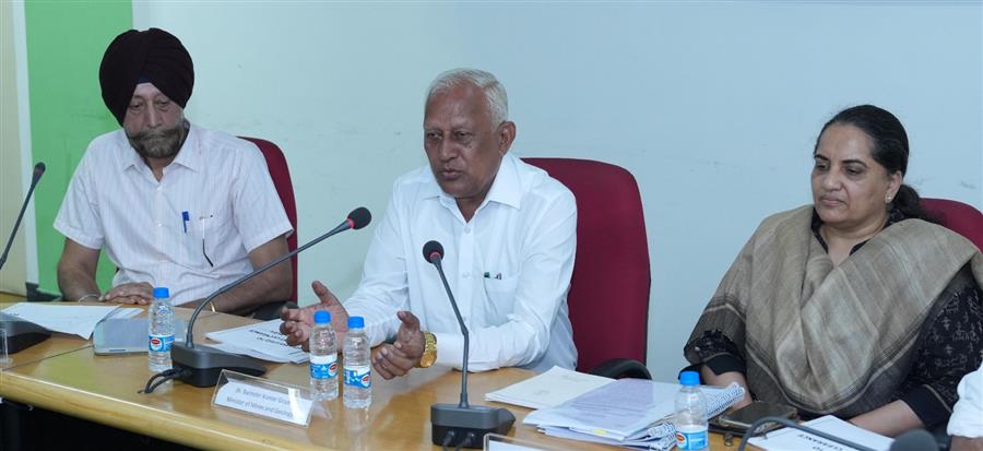 बरिन्दर कुमार गोयल द्वारा अधिकारियों को जन शिकायतों के तुरंत निपटारे और ग़ैर-कानूनी माइनिंग रोकने के लिए 24 घंटे सक्रिय रहने के निर्देश