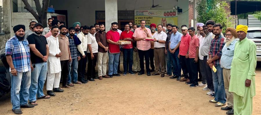 पंजाब भाजपा के कार्यकर्ताओं में पुरजोश अश्विनी शर्मा जी की कार्यकारणी प्रधान की खुशी में बांटे लड्डू
