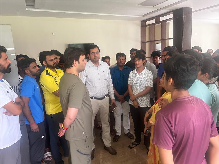 खेल मंत्री एक्शन मोड में, 15 अधिकारियों को कारण बताओ नोटिस जारी
