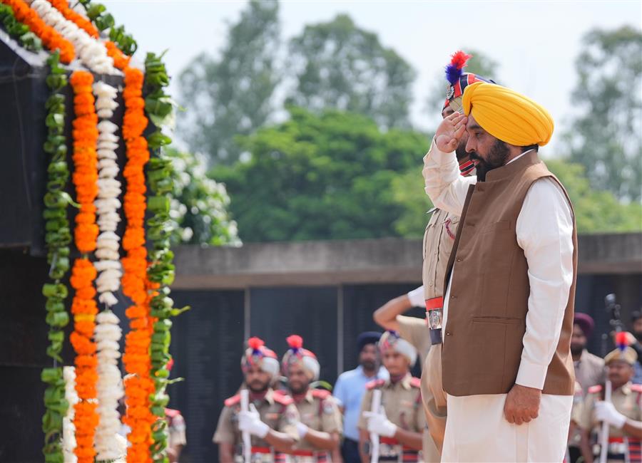 कारगिल विजय दिवस के अवसर पर मुख्यमंत्री द्वारा शहीद सैनिकों को श्रद्धांजलि अर्पित