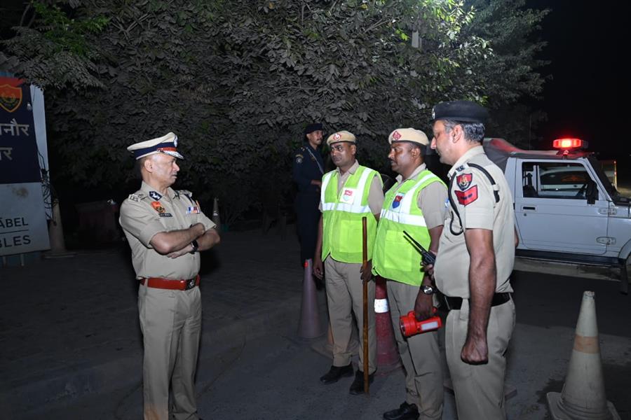 डीजीपी ओपी सिंह रात में खुद निकले पुलिस व्यवस्था देखने, थानों और चौकियों में किया औचक निरीक्षण