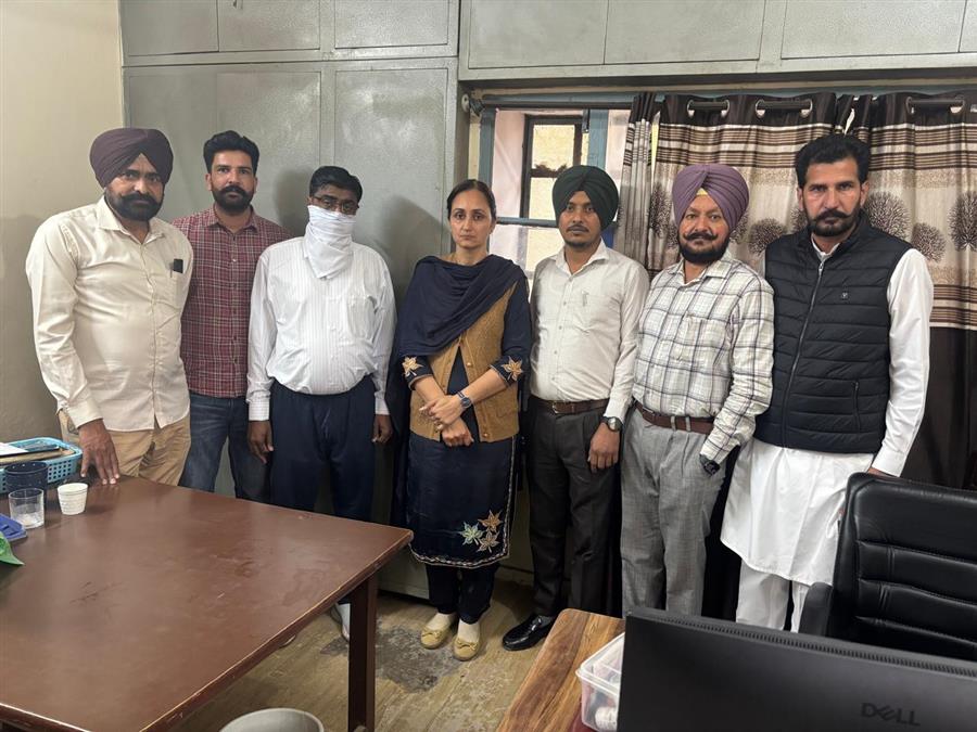 विजिलेंस ब्यूरो ने इंस्पेक्टर को 18,000 रुपये रिश्वत लेते हुये रंगे हाथों किया गिरफ्तार