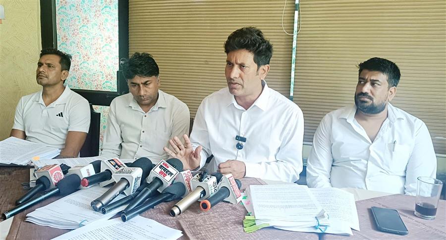 धुमसपुर के किसानों की बेशकीमती पुश्तैनी जमीन हड़पने के लिए फर्जी रजिस्ट्री का आरोप