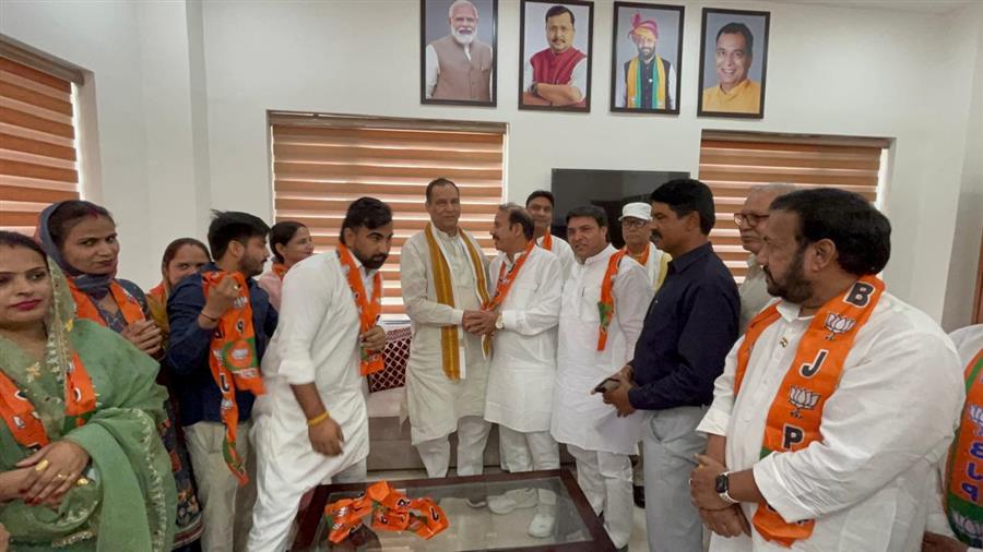गोस्वामी समाज के कई प्रतिनिधि भाजपा में शामिल, बड़ौली ने दिलाई सदस्यता