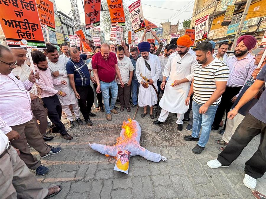 ਅਕਸ਼ੈ ਸ਼ਰਮਾ ਨੇ ਸਾੜਿਆ ਭਗਵੰਤ ਮਾਨ ਦਾ ਪੁਤਲਾ, ਅਸਤੀਫ਼ੇ ਦੀ ਮੰਗ ਕੀਤੀ
