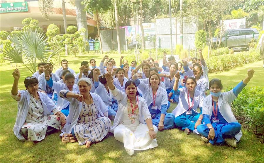 ऑनलाइन ट्रांसफर पॉलिसी के विरोध में दो घंटे की हड़ताल कर गरजीं नर्सिंग ऑफिसर्स