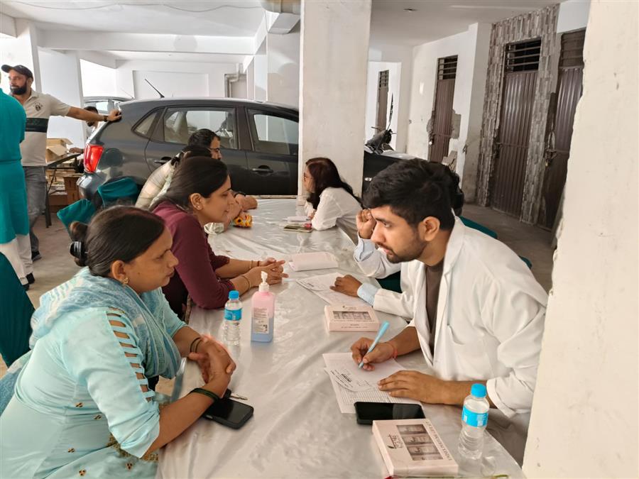 इश्मिता होम्स ढकोली में निशुल्क आयुर्वेद चिकित्सा शिविर में 80 लोगों ने कराया स्वास्थ्य परीक्षण