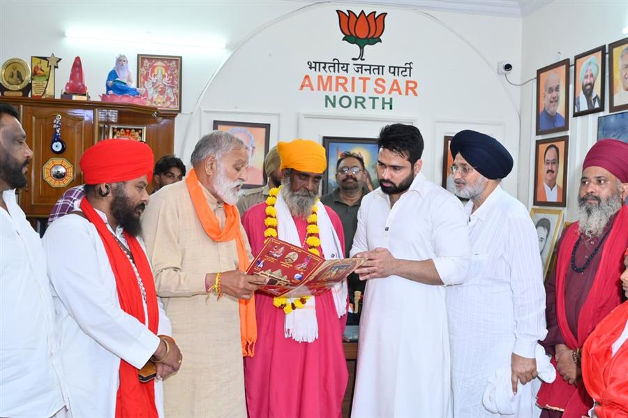 अक्षय शर्मा को आशीर्वाद देने पहुंचे संत मलकीयत नाथ जी