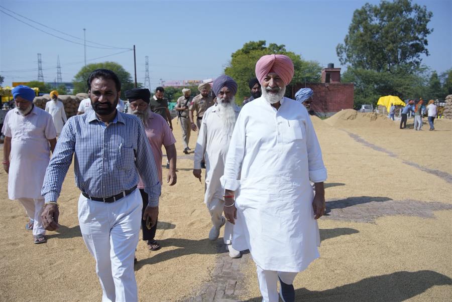 पंजाब के किसानों को मंडियों में परेशान करना बंद करे सरकार: बलबीर सिंह सिद्धू