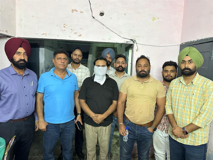 विजिलेंस ब्यूरो ने एक लाख रुपये रिश्वत लेते हुए एसएचओ को रंगे हाथों काबू किया