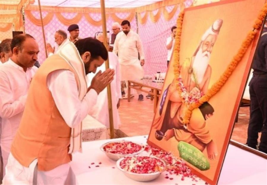 महर्षि वाल्मीकि ने रामायण के माध्यम से मानवता को जीवन जीने का मार्ग दिखाया : मुख्यमंत्री