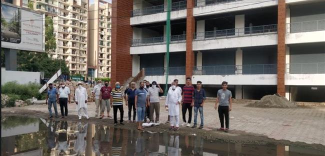 जीरकपुर की सोसायटियों में जहां-तहां सीवर हुए ओवरफ्लो