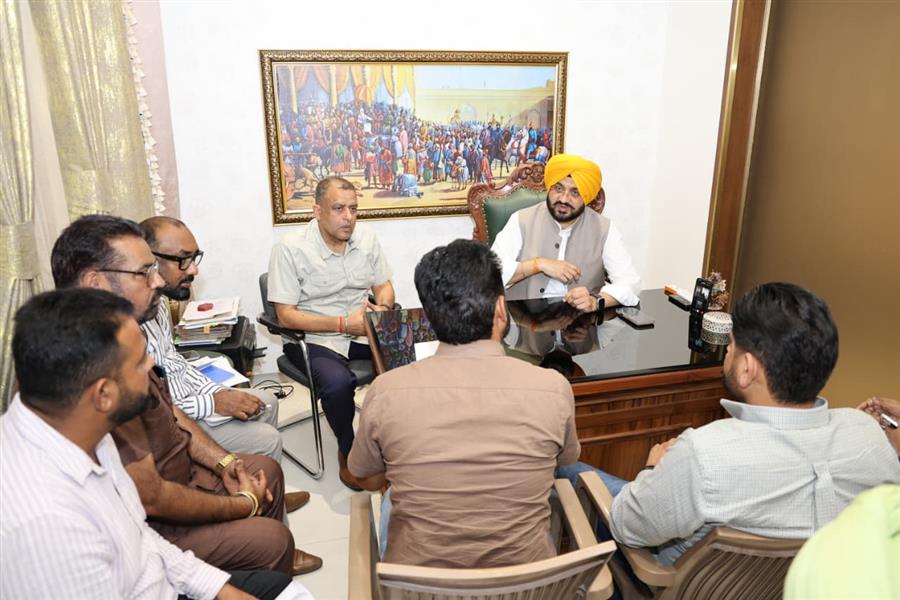 तरुनप्रीत सिंह सौंद ने मनरेगा कर्मचारी यूनियन की मांगों का समयबद्ध समाधान करने का दिया आश्वासन