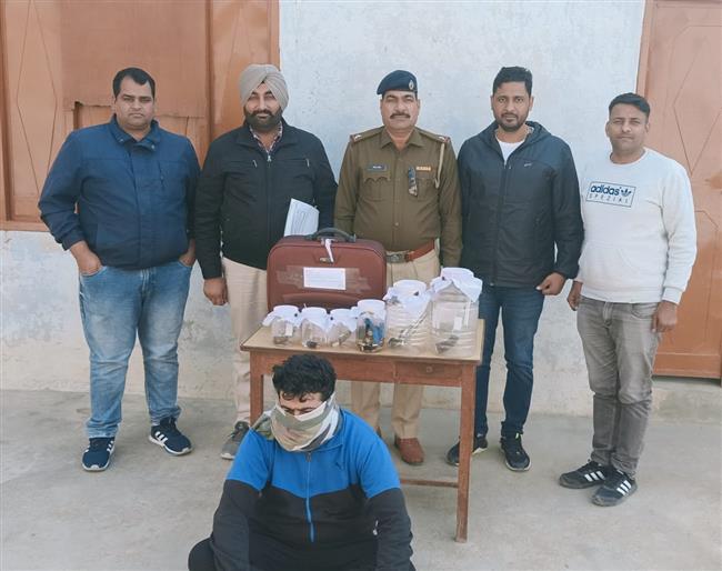 अवैध हथियारों की बरामदगी मामले में एक और काबू