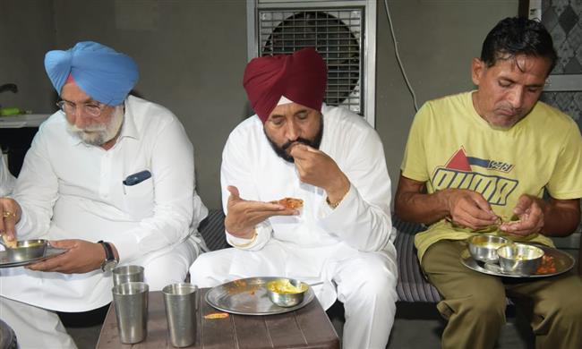  टिकरी बार्डर पर मरे किसानों के घर पहुंचे मुख्यमंत्री चन्नी, परिजनों को दिए नियुक्ति पत्र