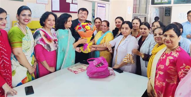 गुरुगाम: नागरिक अस्पताल में डॉक्टर्स व नर्सिंग ऑफिसर्स का सम्मान