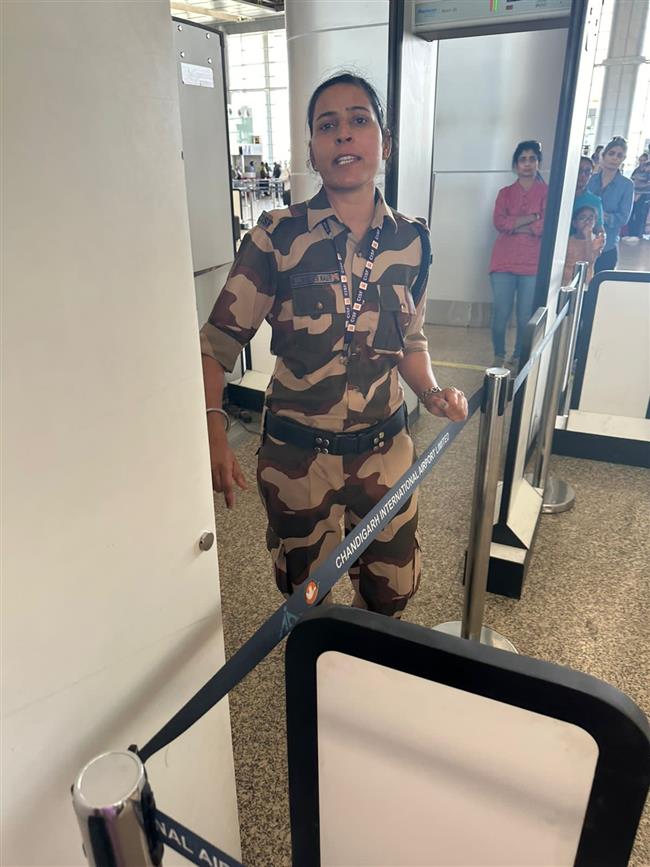कंगना रानौत को चंडीगढ़ एयरपोर्ट पर सीआईएसएफ कर्मी ने मारा थप्पड़