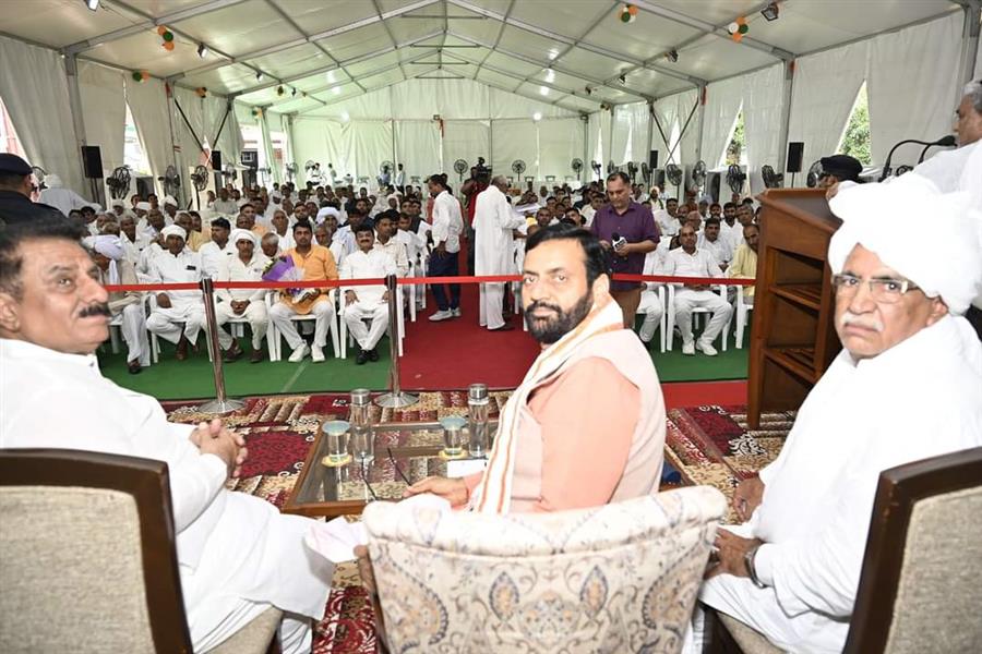 जमीन लूट कर बिल्डरों को सौंपने वाले हुड्डा पिता-पुत्र के झांसे में नहीं आने वाले हरियाणा के किसान: नायब सैनी
