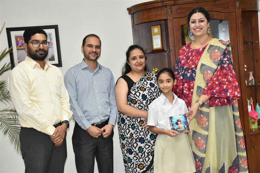 गिल्को इंटरनेशनल स्कूल की छात्रा विनिशा ने लिखी किताब, स्कूल में हुआ भव्य सम्मान समारोह