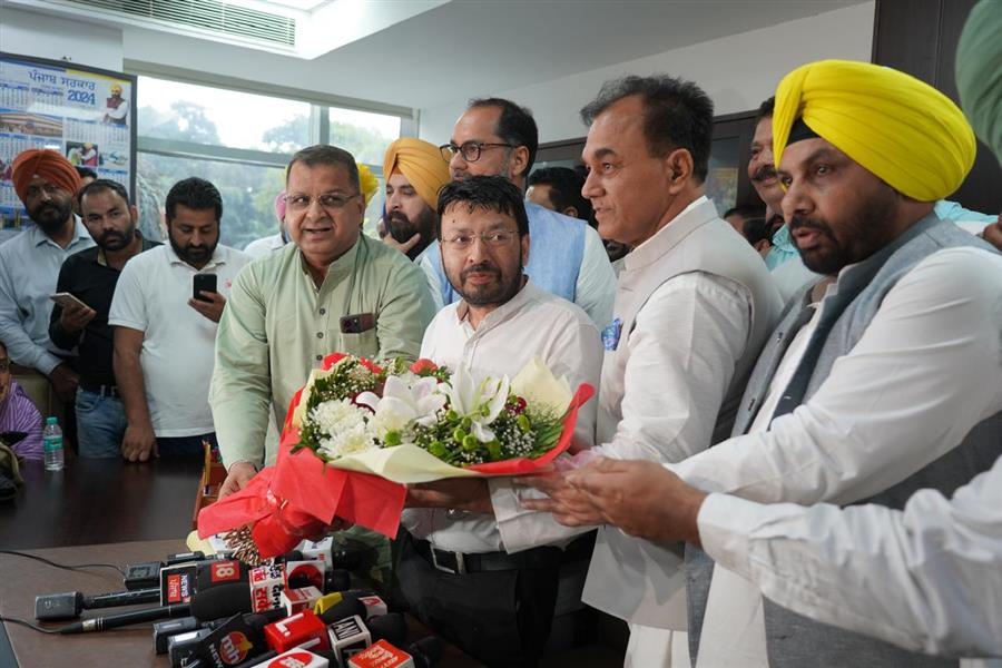 डॉ. रवजोत सिंह ने कैबिनेट मंत्रियों की मौजूदगी में स्थानीय निकाय और संसदीय कार्य मामलों के मंत्री के रूप में पदभार संभाला