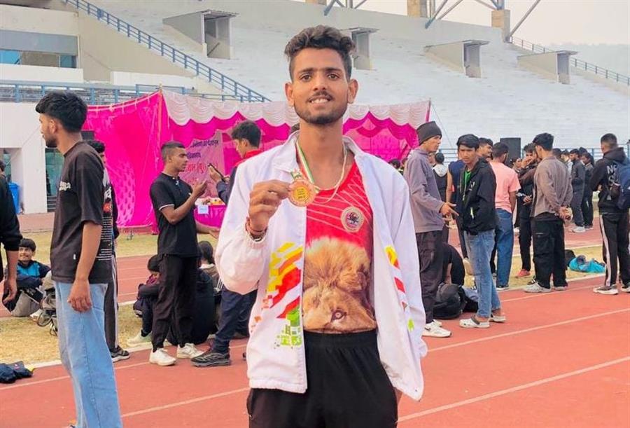इंटर यूनिवर्सिटी दौड़ प्रतियोगिता में गांव गाधारौना के रोहित गिरी ने जीता कांस्य पदक 