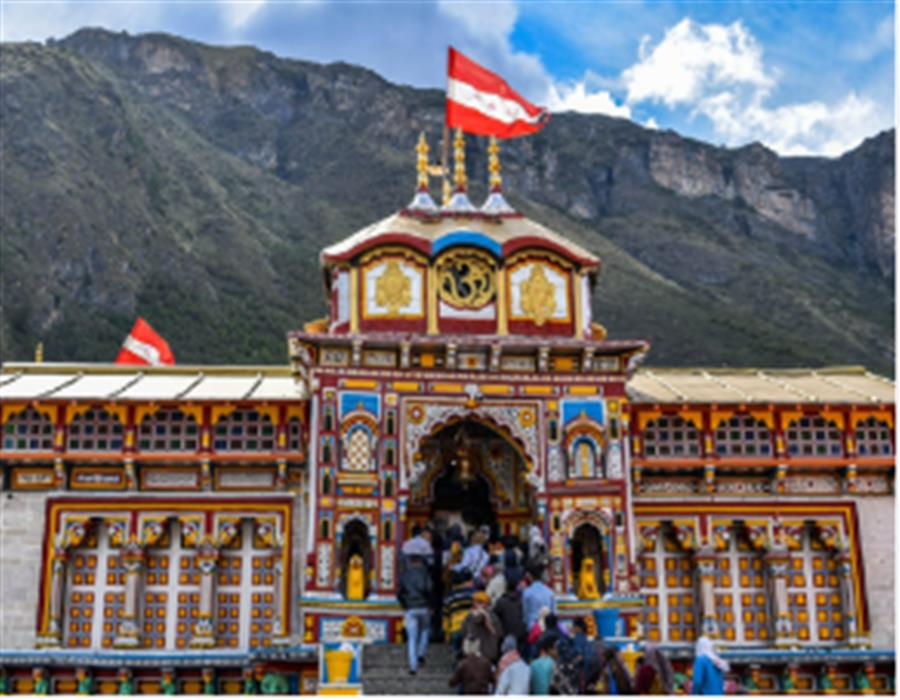 बद्रीनाथ धाम के कपाट हुए बंद, 15 क्विंटल फूलों से सजाया गया मंदिर
