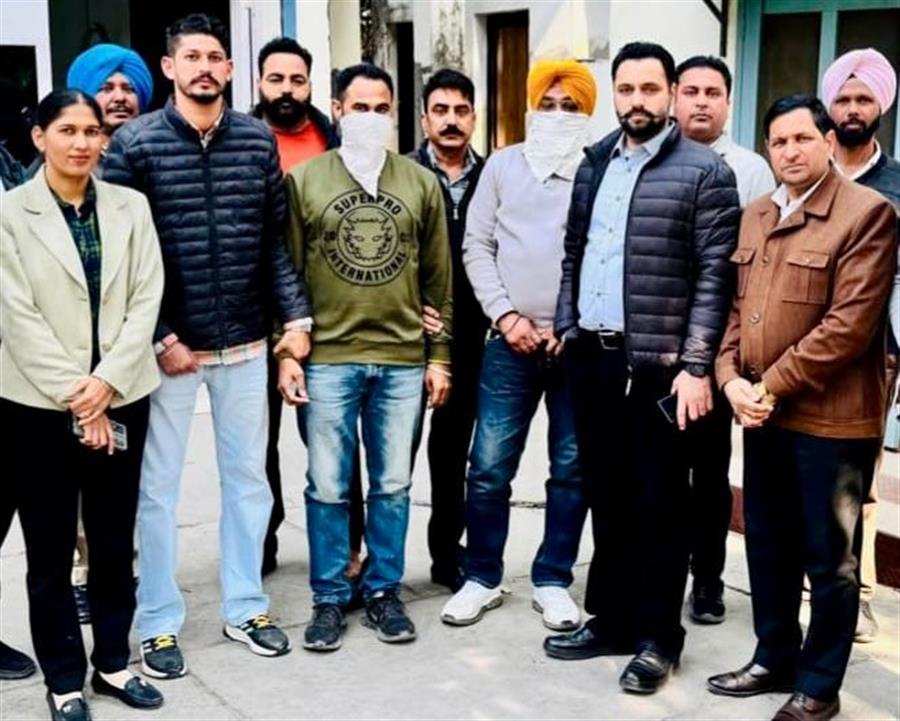 विजिलेंस ब्यूरो ने मोटर व्हीकल इंस्पेक्टर और उसके साथी को 14,000 रुपये की रिश्वत लेते रंगे हाथों पकड़ा