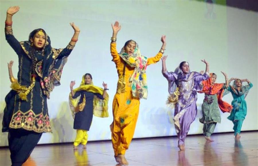 ਰੋਟਰੀ ਕਲੱਬ ਵੱਲੋਂ ਸਮਾਜਿਕ ਕੰਮਾਂ ਵਿਚ ਯੋਗਦਾਨ ਪਾਉਣ ਵਾਲੇ ਵਿਦਿਆਰਥੀਆਂ ਨੂੰ ਯੂਥ ਲੀਡਰਸ਼ਿਪ ਐਵਾਰਡ ਦਿਤੇ ਗਏ