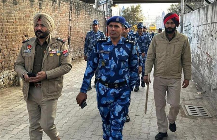 ਰੈਪਿਡ ਐਕਸ਼ਨ ਪਲਟੂਨ 194 ਦੇ ਸਹਾਇਕ ਕਮਾਂਡੈਂਟ ਪ੍ਰਹਿਲਾਦ ਰਾਮ ਨੇ ਟੀਮਾਂ ਸਮੇਤ ਪੁਲਿਸ ਸਟੇਸ਼ਨ ਸੰਨੀ ਇਨਕਲੇਵ ਅਤੇ ਬਲੌਂਗੀ ਦਾ ਦੌਰਾ ਕੀਤਾ  