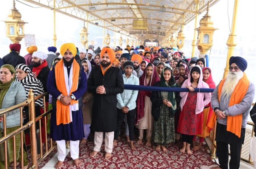ਸ੍ਰੀ ਗੁਰੂ ਗੋਬਿੰਦ ਸਿੰਘ ਜੀ ਦੇ ਪ੍ਰਕਾਸ਼ ਪੁਰਬ ਮੌਕੇ ਸੱਚਖੰਡ ਸ੍ਰੀ ਹਰਿਮੰਦਰ ਸਾਹਿਬ ਵਿਖੇ ਵੱਡੀ ਗਿਣਤੀ ’ਚ ਸੰਗਤਾਂ ਹੋਈਆਂ ਨਤਮਸਤਕ
