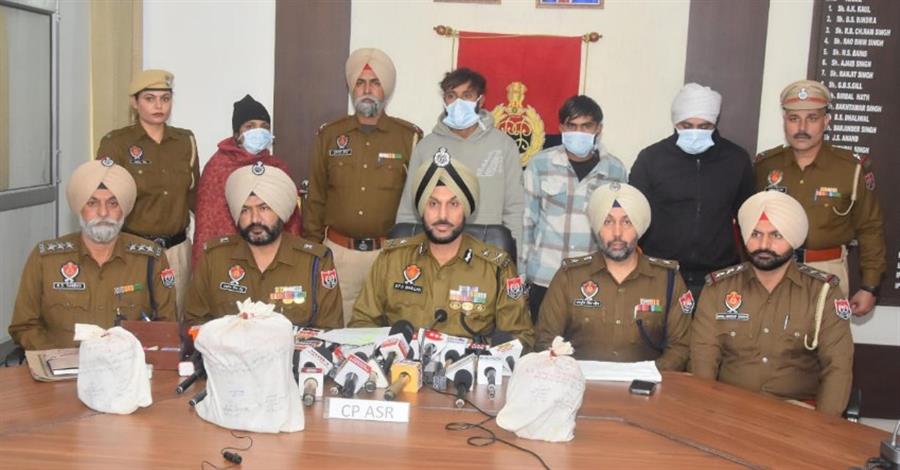 ਪੰਜਾਬ ਪੁਲਿਸ ਵੱਲੋਂ ਸਰਹੱਦ ਪਾਰੋਂ ਨਸ਼ਾ ਤਸਕਰੀ ਦੇ ਨੈੱਟਵਰਕ ਦਾ ਪਰਦਾਫਾਸ਼; ਔਰਤ ਸਮੇਤ ਚਾਰ ਵਿਅਕਤੀ ਕਾਬੂ 5 ਕਿਲੋ ਹੈਰੋਇਨ ਬਰਾਮਦ