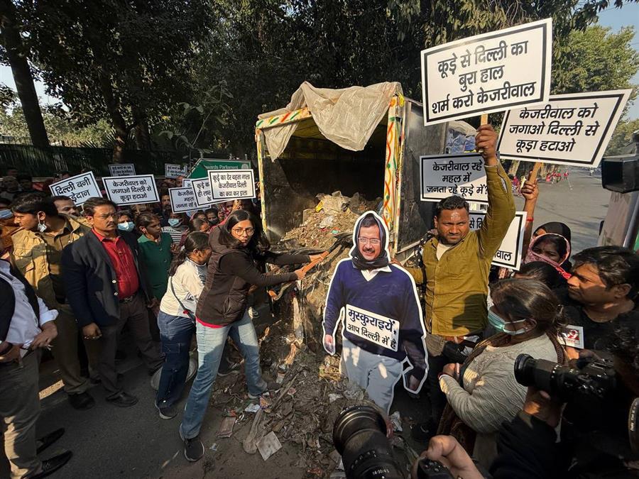 स्वाति मालीवाल ने अरविंद केजरीवाल के घर के बाहर फेंका तीन ट्रक कचरा, दिल्ली सरकार की लापरवाही को उजागर किया