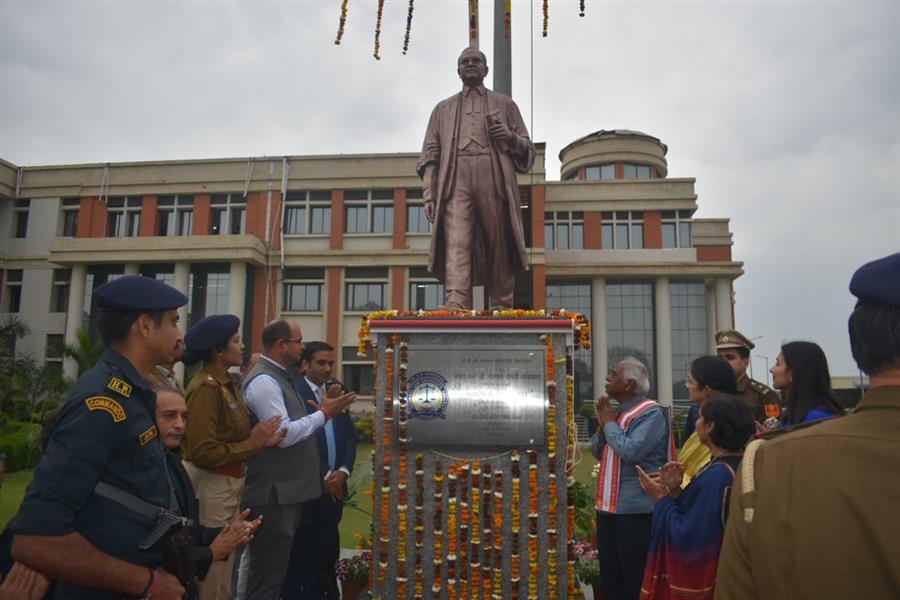राज्यपाल बंडारू दत्तात्रेय ने राष्ट्रीय विधि विश्वविद्यालय में डॉ. बी आर आंबेडकर की प्रतिमा का किया लोकार्पण  