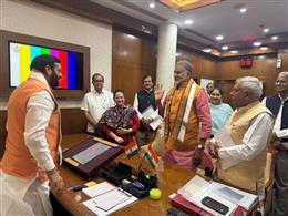 स्वास्थ्य मंत्री की अगुवाई में कई विधायक मुख्यमंत्री से मिले 