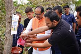 केंद्रीय मंत्री शिवराज सिंह चौहान ने स्मार्ट पार्क में गर्मी के मौसम में पक्षियों के पानी पीने के लिए सकोरा रखा