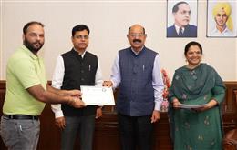 मोहिंद्र भगत द्वारा वरिष्ठ अधिकारियों को पड़ोसी राज्यों में बागवानी क्षेत्र का अध्ययन करने के निर्देश