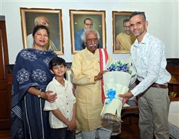 राज्यपाल ने आठ वर्षीय पर्वतारोही आर्यन व उसके परिवार को बधाई दी।