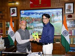 हिमाचल प्रदेश के राज्यपाल को मयंक ने भेंट की अपनी किताब 