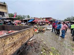 सेक्टर 26 मंडी में अतिक्रमण एवं सफाई अभियान चलाया गया।