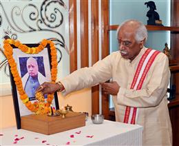 राज्यपाल श्री बंडारू दत्तात्रेय ने भारत रत्न पीवी नरसिम्हा राव को अर्पित की श्रद्धांजलि