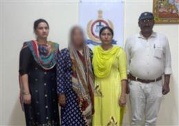 महिला पुलिस रिश्वत लेते रंगे हाथों गिरफ्तार