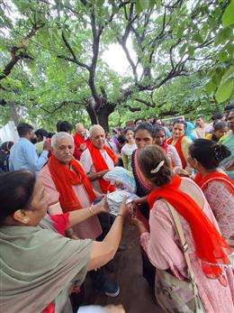 जरूरतमंदों को भोजन कराकर दिए कपड़े व की आर्थिक सहायता
