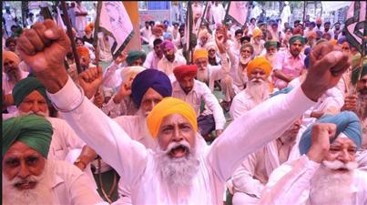 पंजाब सरकार के विरूद्ध किसानों ने दिया धरना