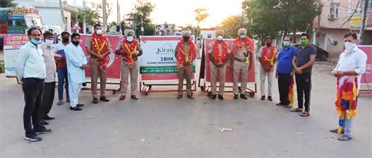  कोरोना योद्धा पुलिस कर्मियों को किया सम्मानित
