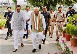 केंद्रीय मंत्री मनोहर लाल ने हरियाणा विस अध्यक्ष हरविंद्र कल्याण से कईं अहम विषयों पर चर्चा की ।