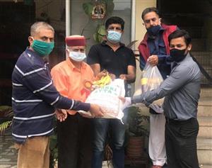 ट्राईसिटी प्रैस क्लब ने ट्राइसिटी में मिडिया परिवार सुरक्षित परिवार मुहिम के तहत पहले पीपीई  किट अब राशन किट भी वितरित कर की शुरुआत